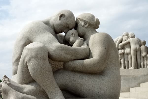 Gesund durch Berührung - Hautkontakt Zärtlichkeit zwischen Menschen - Skulptur Familie - Copyright Michaela Höhle